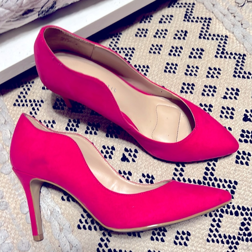 Katie and Kelley hot pink suede pumps! Sz 10